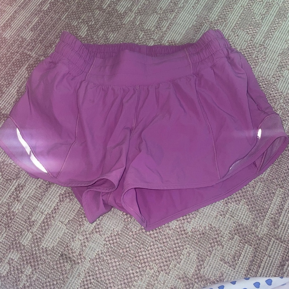 Lululemon hotty hot shorts size 4 2.5 inch